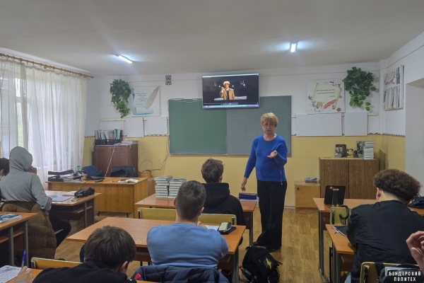  Стихи Сергея Есенина читали студенты в Кабинете Русского мира в Бендерах