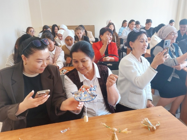 О фольклорных, ремесленных и музыкальных традициях народов России рассказали на форуме народной дипломатии в Киргизии