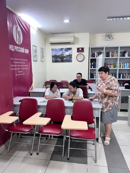 В Русском центре в Хошимине прошла встреча со студентами, посвящённая творчеству Сергея Есенина В Русском центре в Хошимине прошла встреча со студентами, посвящённая творчеству Сергея Есенина