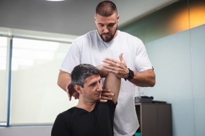 kak-stat-sportivnym-massazhistom-gde-uchitsja-iskat-rabotu-i-klientov-985e8a8