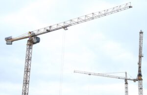 В Марьино рабочий забрался на башенный кран с протестом