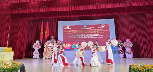 Фонд «Русский мир» передал книги вьетнамскому университету Фонд «Русский мир» передал книги вьетнамскому университету