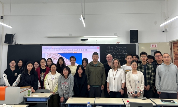 Лингвист из Петербурга прочитала цикл лекций в Гуандунском университете иностранных языков Лингвист из Петербурга прочитала цикл лекций в Гуандунском университете иностранных языков