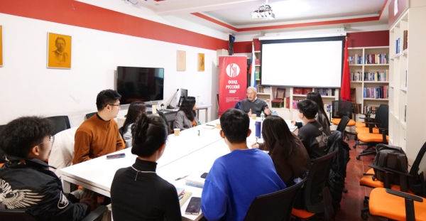 Российский дипломат Андрей Шевелёв встретился со студентами-русистами в Пекине