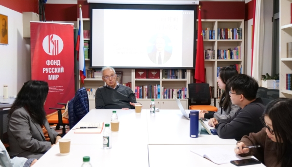 Российский дипломат Андрей Шевелёв встретился со студентами-русистами в Пекине