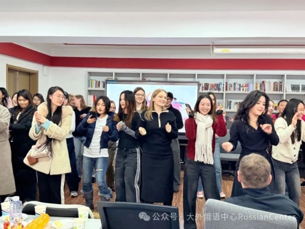 Студентам и преподавателям в Даляне рассказали о новогодних традициях России и Китая Студентам и преподавателям в Даляне рассказали о новогодних традициях России и Китая