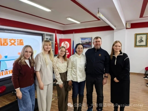 Студентам и преподавателям в Даляне рассказали о новогодних традициях России и Китая Студентам и преподавателям в Даляне рассказали о новогодних традициях России и Китая