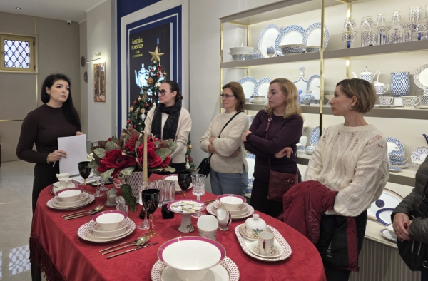 Экскурсия в бутик Императорского фарфорового завода в Стамбуле познакомила гостей с историей русского фарфора