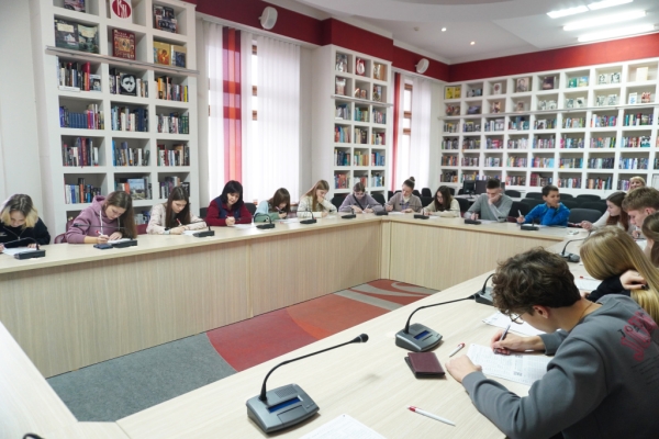 Старшеклассники в Донецке проверили свои знания  по географии с помощью Географического диктанта