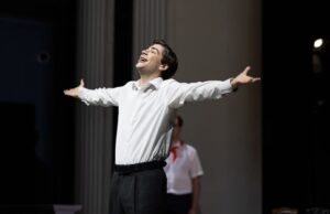 Новая сценография с вечным смыслом: в Театре на Бронной представили обновленную версию спектакля «Слава. Молодость»