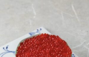 Рождественский кекс, имбирные пряники, «Банка икры», горячий шоколад на палочке и свечи — новогодние подарки от ресторанов Nordic и Drevå