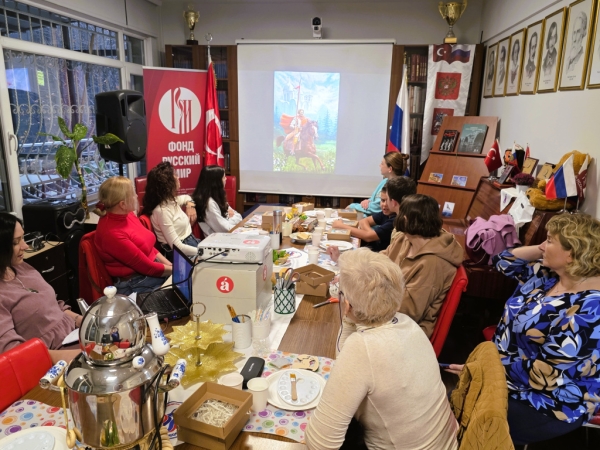 Мастер-класс по изготовлению новогодних украшений прошёл в Стамбуле Мастер-класс по изготовлению новогодних украшений прошёл в Стамбуле