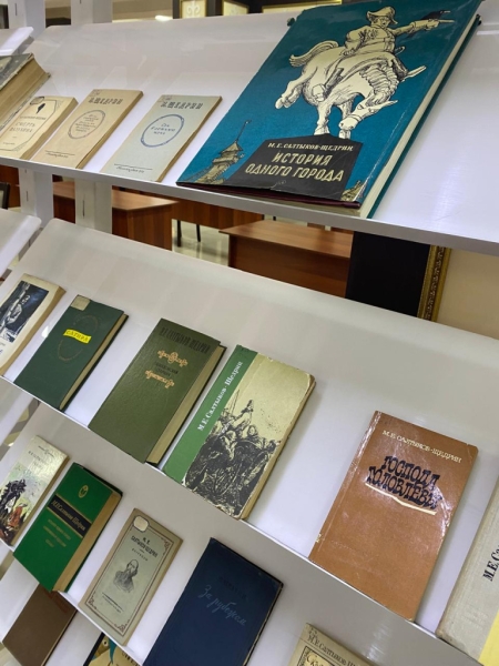 В Алма-Ате открылась книжная выставка к 200-летию со дня рождения Михаила Салтыкова-Щедрина