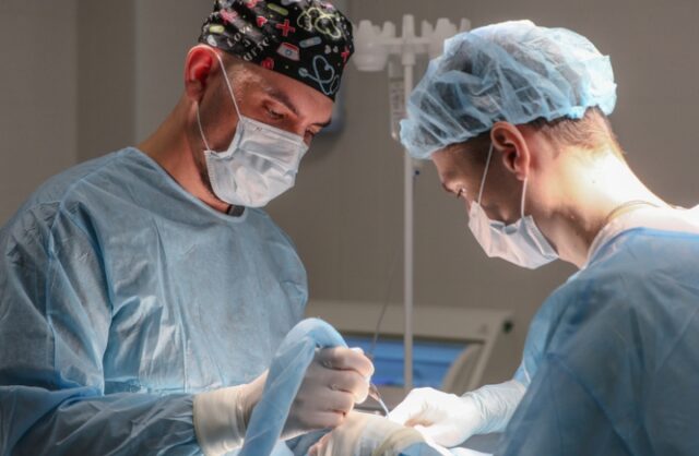 v-moskve-vrachi-udalili-kistu-kotoraja-vstrechaetsja-odin-raz-na-million-3f960ef