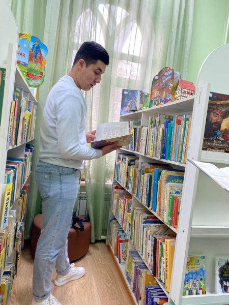 Иностранные студенты КазНУ посетили детскую библиотеку к 120-летию Агнии Барто