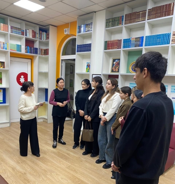 Иностранные студенты КазНУ посетили детскую библиотеку к 120-летию Агнии Барто