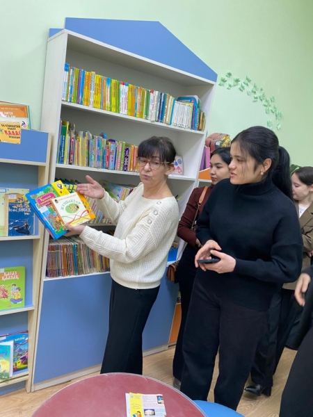 Иностранные студенты КазНУ посетили детскую библиотеку к 120-летию Агнии Барто