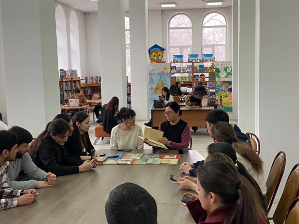 Иностранные студенты КазНУ посетили детскую библиотеку к 120-летию Агнии Барто