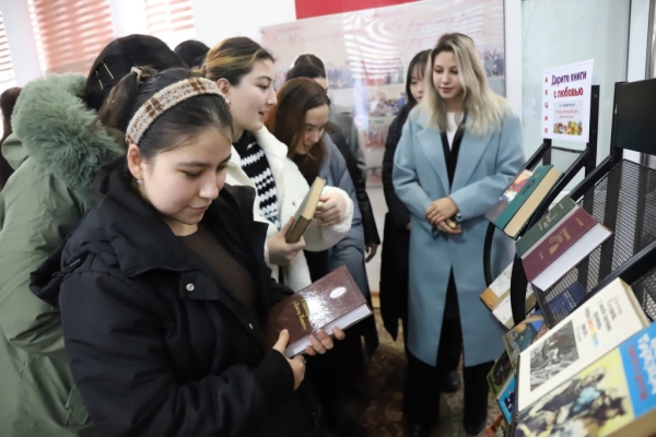 В Душанбе отметили Международный день дарения книг