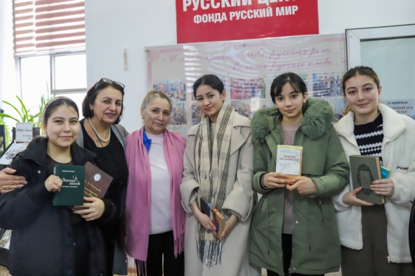 В Душанбе отметили Международный день дарения книг