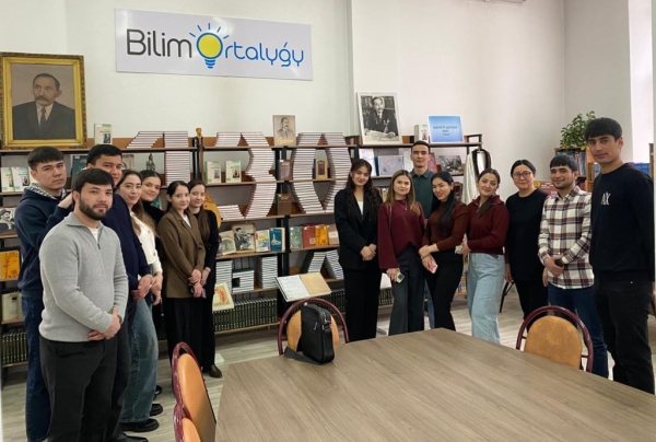 Иностранные студенты КазНУ посетили детскую библиотеку к 120-летию Агнии Барто