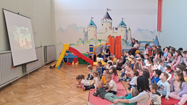 В Сербии для детей провели мультпраздник с Машей и Медведем, мастер-классы по созданию мультфильмов и русской текстильной кукле