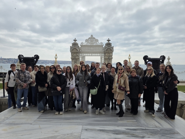 Для дипломатов и сотрудников Русского центра в Стамбуле провели экскурсию во дворец Долмабахче