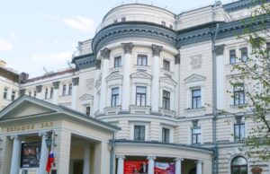 Произведения русских классиков и народные песни исполнили в Бенине российские студенты