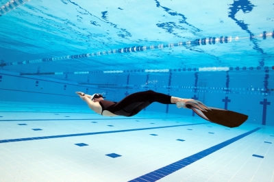 kak-vybrat-lasty-dlja-plavanija-v-bassejne-na-more-po-razmeru-d5b7f8b