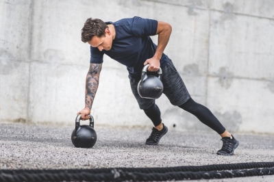 top-10-uprazhnenij-na-grud-s-girej-16-24-kg-dlja-muzhchin-v-zale-doma-efc6296