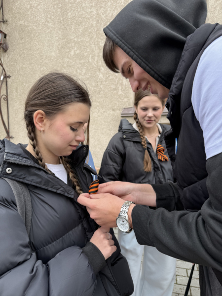 В Рыбнице волонтёры раздали 200 георгиевских лент в преддверии Дня Победы