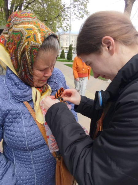 В Рыбнице волонтёры раздали 200 георгиевских лент в преддверии Дня Победы