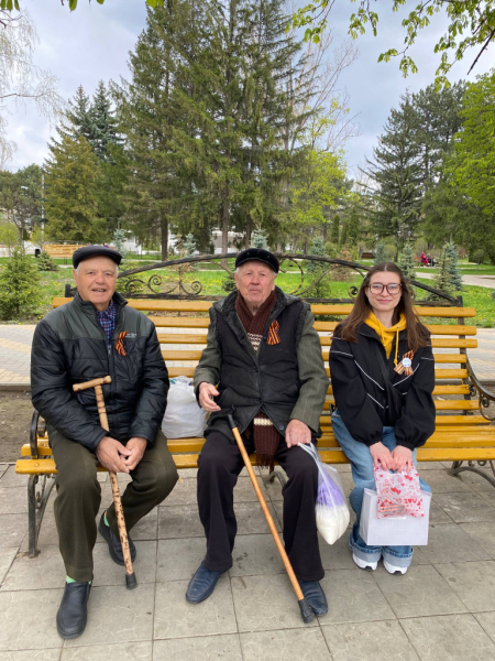 В Рыбнице волонтёры раздали 200 георгиевских лент в преддверии Дня Победы