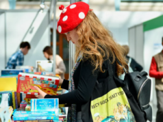 Посетители книжной ярмарки в Тунисе знакомятся с русской культурой