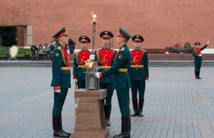 Пламя Вечного огня из Смоленска символически передали в зарубежные страны