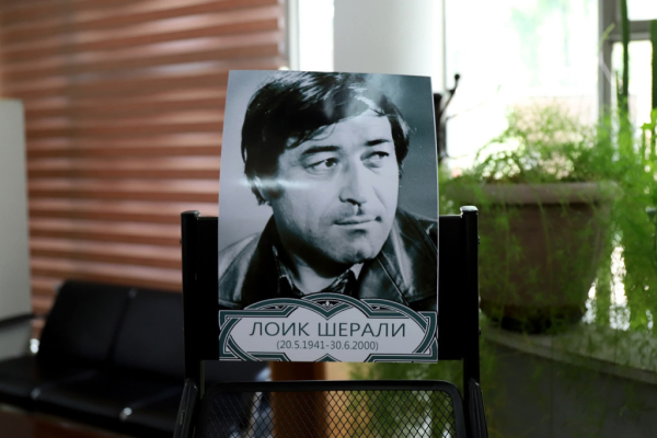 От Дня России до юбилея Лоика Шерали: книжные выставки открылись в Душанбе От Дня России до юбилея Лоика Шерали: книжные выставки открылись в Душанбе