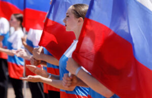 Страна отмечает День России