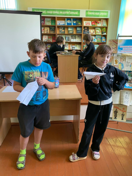 Небо, самолёты и ремёсла: ребята в Ушачах (Белоруссия) познакомились с творчеством Анатолия Маркуши Небо, самолёты и ремёсла: ребята в Ушачах (Белоруссия) познакомились с творчеством Анатолия Маркуши