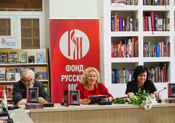 В Донецке презентовали сборник стихов Ирины Горбань &laquo;Сердцебиенье стёкол&raquo;
