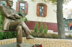 В Киеве снесли памятник писателю Михаилу Булгакову