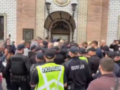 В Кременчуге раскольники захватили Троицкий собор, принадлежащий Украинской православной церкви