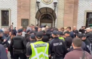 В Кременчуге раскольники захватили Троицкий собор, принадлежащий Украинской православной церкви