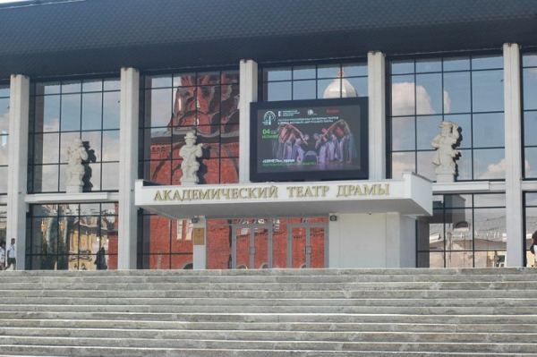 Участники фестиваля «Мир русского театра» выступают перед российской публикой Участники фестиваля «Мир русского театра» выступают перед российской публикой