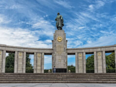 В Берлине возложили цветы к мемориалу советским воинам