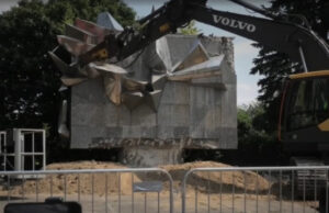 «Ни Бога, ни чести». В России возмущены сносом памятника в Польше