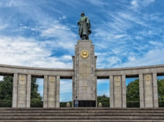 В берлинском Тиргартене почтили память советских воинов. освободивших мир от нацизма