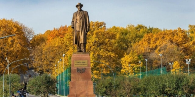 v-odesse-demontirovan-pamjatnik-biologu-ivanu-vladimirovichu-michurinu-34c2907