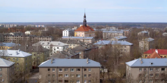 v-russkojazychnoj-narve-iz-za-jazykovyh-trebovanij-uvoleny-108-pomoshhnikov-vospitatelej-1acc68e